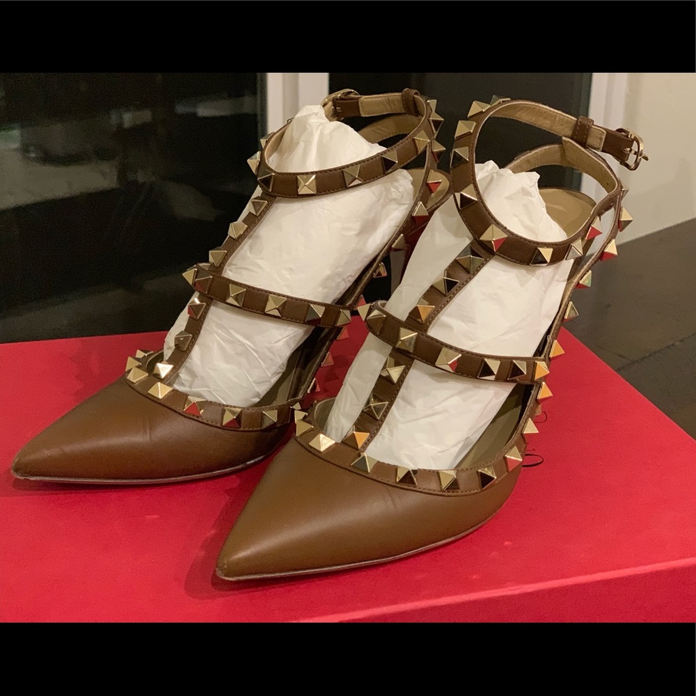 Rockstud Grainy Leather Ankle Strap Pump Color Y11